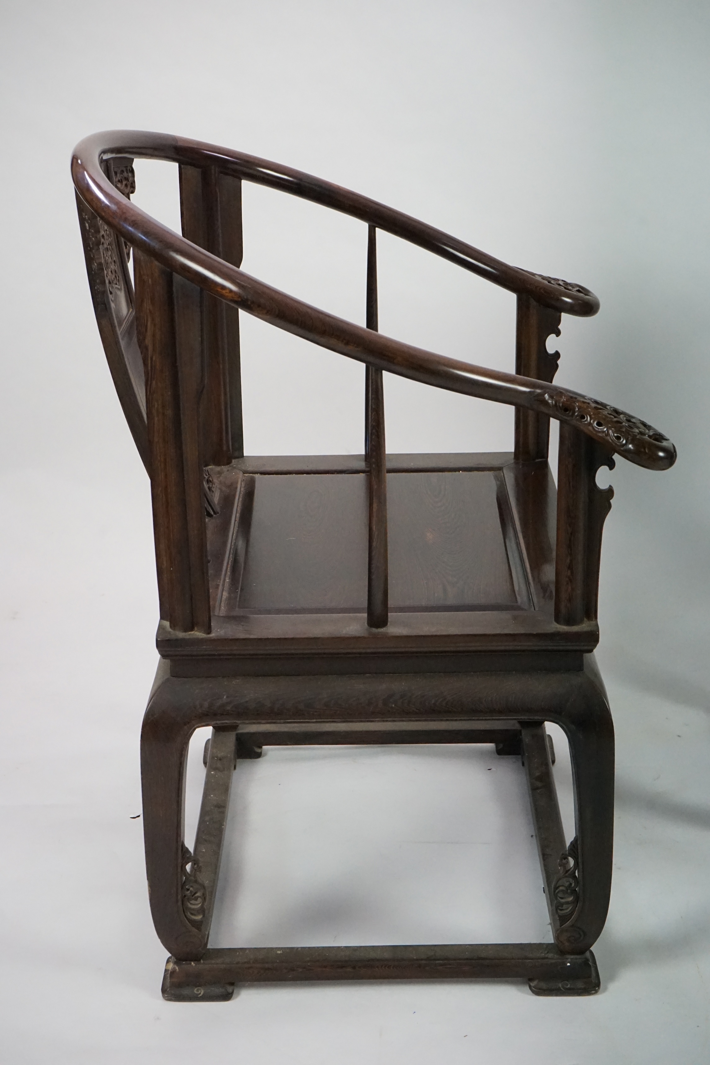 A pair of Chinese jichimu horseshoe shaped armchairs and a matching table, 19th/20th century